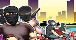 पडोसी युवक ने अधिवक्ता को मारी गोली हुई मौत परिजनों को तमंचा लिए धमका रहा था पुलिस ने घेरा बंदी की तो…!