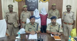 लूट करने वाले चार लुटेरों को पुलिस ने देशी बम लुट के सामान के साथ पकड़ा