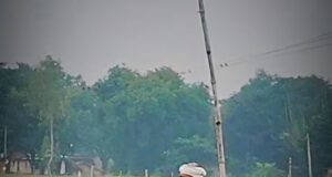 बेख़ौफ़ दबंगो ने युवक की कर दी पिटाई जान बचा कर भागा तो तमंचा लेकर दौड़ाया वीडियो वायरल