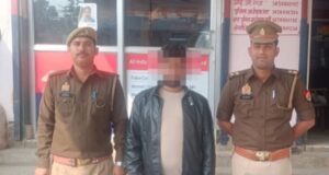 एटीएम में घुस कर चोरी करने वाले एक युवक को क्षेत्रीय लोगों ने पकड़ा कुटाई के बाद पुलिस को दिया अब गया जेल