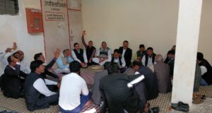 उपजिलाधिकारी रानीगंज की कार्य प्रणाली से नाराज अधिवक्ताओं ने किया विरोध प्रदर्शन।