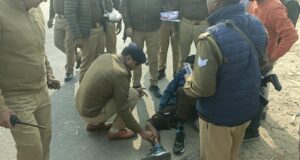 सड़क दुर्घटना में घायल का इलाज करने लगे पुलिस कप्तान पेश की मानवता की मिसाल