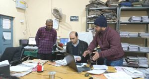 जिलाधिकारी का सरकारी दफ्तरों में छापा से हड़कंप उप निबन्ध कार्यालय, एआरटीओ, पीएचसी कार्यालय में छापे,में नही मिले कर्मचारी मांगी रिपोर्ट