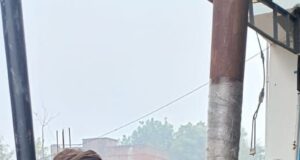 तेज हवाओं ने बढ़ाई गलन,नगर पंचायत अध्यक्ष प्रतिनिधि ने गरीब मजलूमों को घर जा कर दे रहे कम्बल,