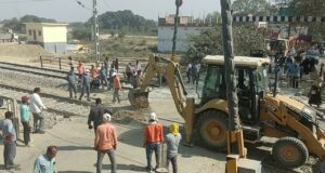 अगर आप रेलवे क्रॉसिंग पार कर ईद की ख़रीददारी करने जाना चाहते है रानीगंज मार्केट तो ये गलती भूल से न करे अब फाटक रहेगी इतने बजे तक बंद,जाने अभी कितने दिन और रहेगी क्रॉसिंग बंद होने की समस्याएं जाने पूरा मामला