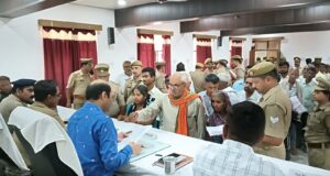 डीएम एसपी ने सम्पूर्ण समाधान दिवस में सुनी शिकायतें 35 का मौके पर निस्तारण कर्मचारियों को इस वजह से लगाई फटकार दिए आदेश