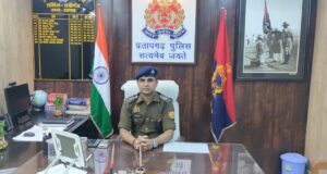 सीओ रानीगंज विनय प्रभाकर साहनी के जन्मदिन पर श्रेत्रीय लोगों ने केक काटकर दी बधाई