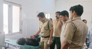 पुलिस हिरासत में युवक की तबियत बिगड़ी पुलिस कर्मी इलाज़ के लिए ले गए ट्रामा सेन्टर हालत नाजुक देख डॉक्टर ने किया मेडिकल कॉलेज रेफर मौके पर सीओ मौजूद