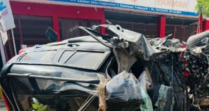 अनियंत्रित स्कॉर्पियो पेड़ से टकरा बिजली के खंभे में टक्कर के बाद पलटी