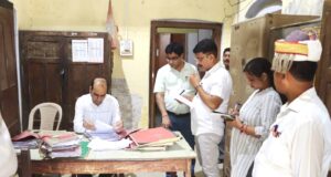 डीएम ने नगर पालिका परिषद बेल्हा का किया औचक निरीक्षण अधिकारी कर्मचारियों में मची ख़लबली पत्रावली सीज, ईओ को फटकार देखे पूरी खबर
