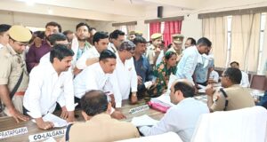 सम्पूर्ण समाधान दिवस लालगंज में डीएम एसपी ने सुनी शिकायतें रानीगंज में एसडीएम सीओ ने सुनी फरियाद देखे कहां किस मामले में हुआ बड़ा ऐक्शन