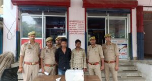 व्यापारी से दिनदहाड़े लूट करने वाले मुख्य दोनों बदमाशों को पुलिस ने अवैध तमंचा कारतूस चोरी की मोटर साइकिल सहित लूट के रुपए के साथ बरामद किया देखे पूरी रिपोर्ट