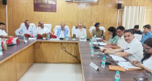 प्रभारी मंत्री ने विकास कार्यों योजनाओं को लेकर अधिकारियों के साथ की बैठक कई को फटकार रोस्टर के अनुसार ही विद्युत आपूर्ति की जाए प्रभारी मंत्री