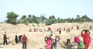 सामुदायिक शौचालय में अर्थव्यवस्था देख भड़के अधिकारी, मनरेगा कार्य में मिली धांधली जांच के आदेश