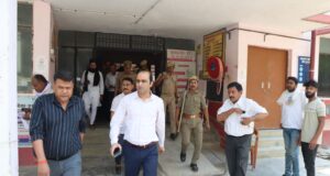 डीएम ने सीएचसी व नगर पंचायत कार्यालय रानीगंज का किया औचक निरीक्षण डाक्टरों कर्मचारियों में ख़लबली खुली सीएचसी की पोल,तीन मेडिकल स्टोर सीज, डॉक्टर मिले गायब रोका वेतन,एक कर्मचारी निलम्बित,ईओ को चेतावनी, भारी पुलिस बल के साथ सीओ रानीगंज थाना प्रभारी मौजूद देखे पूरी रिपोर्ट