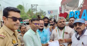 गौशाला में भ्रष्टाचार व पत्रकारों से दुर्व्यवहार को लेकर पत्रकारों का प्रदर्शन