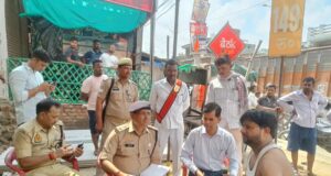 घर के अन्दर बेड पर पति पत्नी व मां के शव मिलने से मचा हड़कंप 6 माह का मासूम बचा