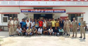 रानीगंज में बवाल करने वाले 34 लोग गिरफ़्तार कल ही दो पक्षों में जमकर हुई मारपीट आधा दर्जन लोग हुए घायल मौके पर कई थानों की फोर्स के साथ एएसपी सीओ मौजूद