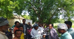 हाई टेंशन लाइन पर ग्रामीणों का हंगामा, जेई का घेराव कर किया विरोध