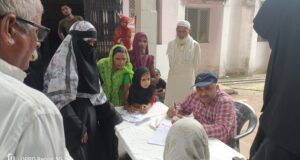 “राज्यमार्ग किनारे ट्रॉमा सेंटर खुद संकट में: रानीगंज में बिजली जाते ही ठप हो जाता इलाज, डॉक्टर खुले में कर रहे मरीज़ों का इलाज”