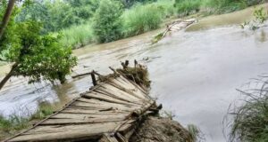 आजादी के 78 साल बाद भी नहीं बना पुल: तेज बारिश में बहा बांस का पुल, अब दाने-दाने को तरस रहे ग्रामीण”