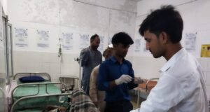 तेज रफ्तार कार ने अधेड़ को मारी टक्कर, हालत गंभीर — ठेला और दो बाइकें भी चपेट में, शराब के नशे में धुत थे कार सवार