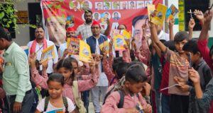 स्कूल बना राजनीति का मंच! ‘पीडीए पाठशाला’ पर बवाल, विधायक आर.के. वर्मा समेत तीन नामजद — प्रधानाध्यापक सस्पेंड