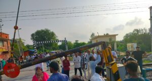 रक्षा बंधन पर रेलवे क्रॉसिंग पर हंगामा: ई-रिक्शा ने तोड़ा फाटक, लंबा जाम – फिर गेटमैन और युवकों में मारपीट, दो गिरफ्तार, एक फरार