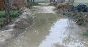 अधूरी सड़क बनी परेशानी, ठेकेदार व जिम्मेदारों की लापरवाही से ग्रामीण परेशान