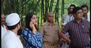 गजेहड़ा खंडपार गुलरा में ग्रामीणों द्वारा बनाए जा रहे लोहे के पुल का निरीक्षण करने आईं एसडीएम सदर