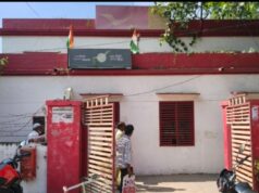 आधार कार्ड बनवाने पहुंचे लोग बिजली गुल से परेशान, जिम्मेदारों की लापरवाही पर भड़के