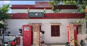 आधार कार्ड बनवाने पहुंचे लोग बिजली गुल से परेशान, जिम्मेदारों की लापरवाही पर भड़के