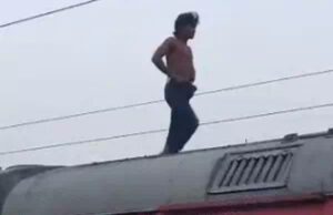 प्रतापगढ़ में चलती काशी विश्वनाथ एक्सप्रेस की छत पर चढ़ा युवक, 40 मिनट तक ठप रहा रेल ट्रैक – बड़ा हादसा टला