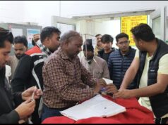 अनियंत्रित कार ने बाइक सवार प्रिंसिपल को मारी टक्कर, हालत गंभीर; नशे में धुत चालक को लोगों ने दबोचा