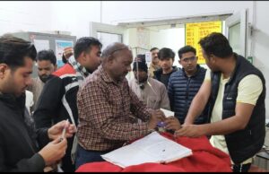 अनियंत्रित कार ने बाइक सवार प्रिंसिपल को मारी टक्कर, हालत गंभीर; नशे में धुत चालक को लोगों ने दबोचा