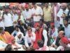 पुलिस,सपा में झड़प कार्यकर्ताओं की पिटाई का आरोप हिरासत के बाद अंबेडकर चौराहे पर धरना,एक घंटा बाद रिहाई